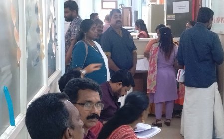 തിരുവനന്തപുരം കളക്ടറേറ്റിൽ ഒന്നു മുതൽ 26 വരെയുള്ള നഗരസഭ  വാർഡുകളിലെ  നാമനിർദ്ദേശപത്രിക സമർപ്പിക്കാനുള്ള സ്ഥാനാർത്ഥികളുടെ കൂട്ട നിര.