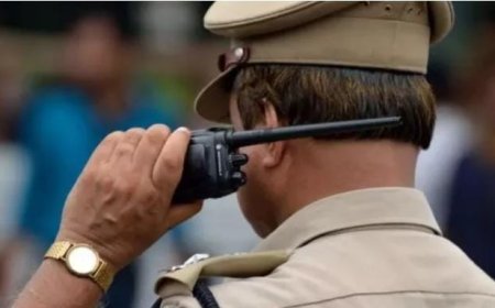 കമ്മീഷണർ ഓഫീസിൽ വ നിത പോലീസുകാരിയുടെ ആത്മഹത്യ ഭീഷണി. കിളി ക്കൊല്ലൂർ പോലീസ് സ്റ്റേഷ നിൽ സൈനികനെ മർദിച്ച കേസിലെ ആരോപണ വി ധേയായ എഎസ്ഐ സജീ ലയാണ് ആത്മഹത്യ ഭീഷ ണി മുഴക്കിയത്.