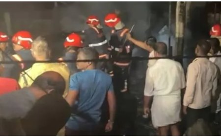 കൊല്ലം ആൽത്തറ മൂടിൽ വൻ തീപിടിത്തം. 5 വീടുകൾ കത്തി നശിച്ചു.  തീ നിയന്ത്രണ വിധേയമാക്കി ഫയർഫോഴ്സ്.  അപകടമുണ്ടായത് ഗ്യാസ് സിലിണ്ടർ  പൊട്ടിത്തെറിച്ചെന്ന് സൂചന