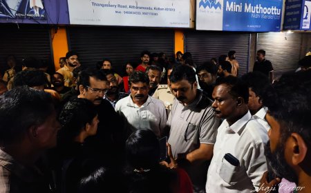 കലക്ടറേറ്റിന് സമീപം ആൽത്തറമൂട്ടിൽ തീപിടുത്തം നടന്ന സ്ഥലത്ത് സന്ദർശിച്ച സ്ഥിതിഗതികൾ വിലയിരുത്തുന്ന ജില്ലാ കലക്ടർ എൻ ദേവീദാസ്