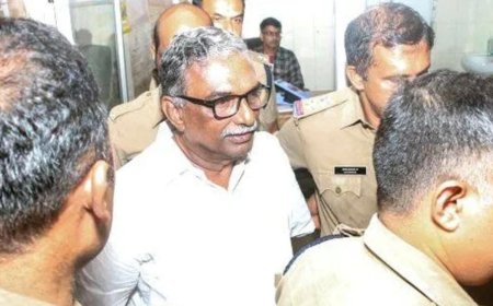 *ശബരിമല സ്വർണക്കവർച്ച കേസ്; പന്ത്രണ്ട് മണിക്കൂറിലേറെ നീണ്ട പരിശോധന, എ പത്മകുമാറിന്റെ വീട്ടിലെ എസ്ഐടിയുടെ പരിശോധന പൂർത്തിയായി, നിർണ്ണായക രേഖകൾ ലഭിച്ചതായി സൂചന*