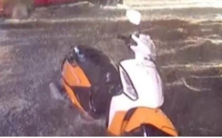 കൊച്ചിയിൽ ഇടിമിന്നലോട് കൂടിയ കനത്ത മഴ. എം ജി റോഡും ഇടപ്പള്ളിയും ഉൾപ്പെടെയുള്ള നഗരത്തിന്റെ പലഭാഗങ്ങളിലും വെള്ളക്കെട്ട്.  ദേശീയപാതയിൽ ഗതാഗതക്കുരുക്ക്, പലയിടങ്ങളിലും വൈദ്യുതി തടസ്സപ്പെട്ടു