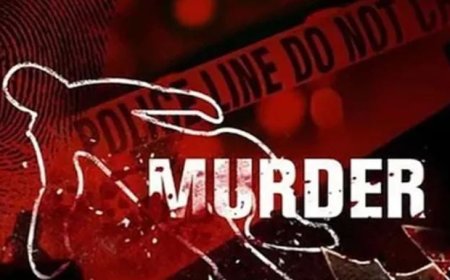 മധ്യവയസ്കനെ വീട്ടിൽ കുത്തേറ്റ് മരിച്ച നിലയിൽ കണ്ടെത്തി. ചാത്തമറ്റം ഇര ട്ടക്കാലി കൊച്ചുകുടി രാജ ൻ ആണ് കൊല്ലപ്പെട്ടത്. മു റിയിൽ കട്ടിലിനുസമീപം നി ലത്ത് രക്തത്തിൽ കുളിച്ചു കിടക്കുന്ന നിലയിലായിരു ന്നു മൃതദേഹം