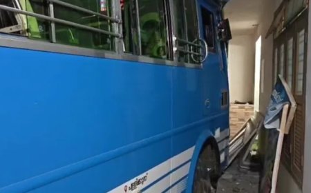 തൃശൂരിൽ നിയന്ത്രണം വിട്ട ബസ് കോൺഗ്രസ് പാർട്ടി ഓഫീസിലേക്ക് ഇടിച്ചു കയറി അപകടം, 6 പേർക്ക് പരിക്ക്