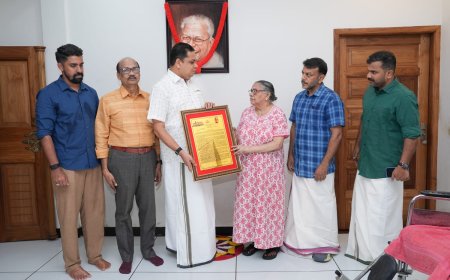  *വി.എസ്.-ന്റെ ചരമോപചാര റഫറൻസ് അദ്ദേഹത്തിന്റെ കുടുംബാംഗങ്ങള്‍ക്ക് സ്പീക്കർ കൈമാറി* 