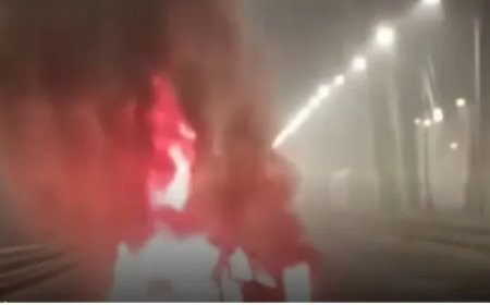 മുംബൈ സീ ലിങ്കിൽ കാർ ഡിവൈഡറിൽ ഇടിച്ച് തീ ഗോളമായി; യാത്രികർക്ക് അത്ഭുത രക്ഷ