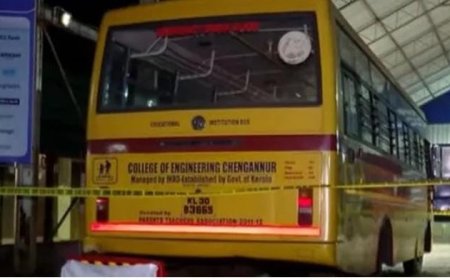 ചെങ്ങന്നൂർ ഐഎച്ച്ആർഡി കോളജിൽ ബസ് അറ്റകുറ്റപണിക്കിടെ ഉണ്ടായ പൊട്ടിത്തെറിയിൽ മെക്കാനിക്കിന് ദാരുണ മരണം. അമിതമായി ചൂടായി എൻജിന്റെ ടർബോ ഭാഗം പൊട്ടിത്തെറിച്ചതായാണ് പ്രാഥമിക നിഗമനം