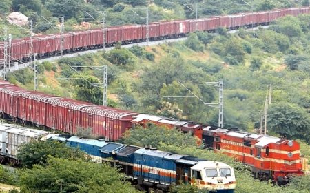 *കളമശ്ശേരിയിൽ ഗുഡ്സ് ട്രെയിൻ എഞ്ചിൻ പാളം തെറ്റി; ഷൊർണൂരിലേക്കുള്ള ഒരു പാതയിലെ ട്രെയിൻ ഗതാഗതം തടസ്സപ്പെട്ടു.*