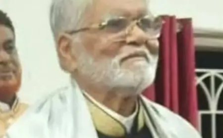 പ്രശസ്‌ത ഉറുദു കവിയും  എഴുത്തുകാരനുമായ അസീസുദ്ദീൻ അസീസ് ബെൽഗൗമി അന്തരിച്ചു. 71 വയസായിരുന്നു. നെഞ്ചുവേദനയെ തുടർന്നായിരുന്നു മരണം.