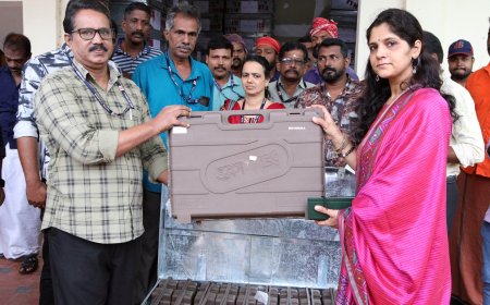   വോട്ടിങ് മെഷീനുകൾ വിതരണ കേന്ദ്രങ്ങളിലേക്ക്*