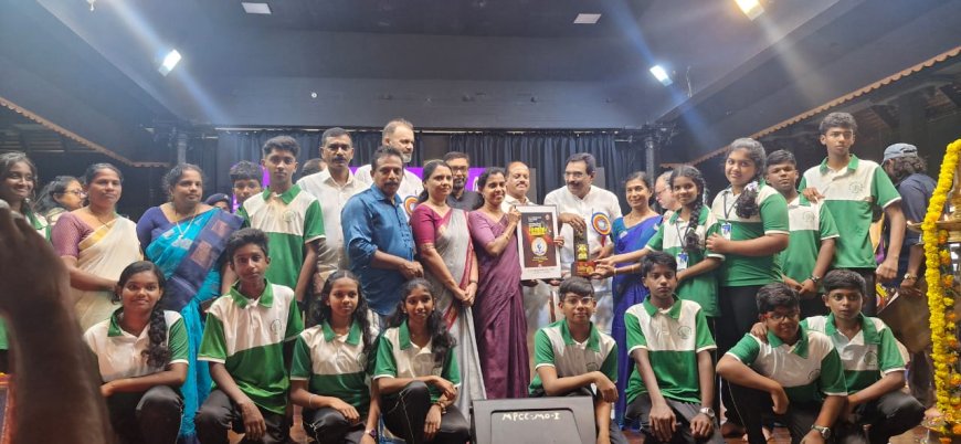 ഫോട്ടോ :കോവളം ഡോ. എ.പി.ജെ അബ്ദുൽ കലാം സ്റ്റഡി സെന്ററിന്റെ മികച്ച ഹരിത വിദ്യാല യത്തിനുള്ള കേരളീയം പുരസ്‌കാരം കേരള പിറവി ദിനത്തിൽ വെങ്ങാനൂർ ചാവടിനട ഗവണ്മെന്റ് മോഡൽ ഹയർസെക്കന്ററി സ്കൂൾ ഏറ്റുവാങ്ങിയപ്പോൾ.