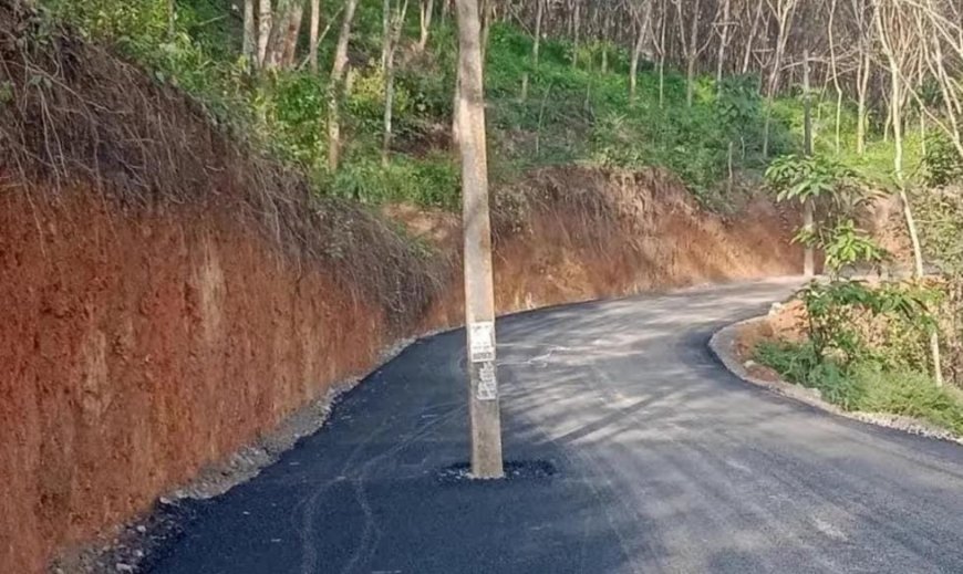 *ടാറിങ് പൂർത്തിയായി, ‘പോസ്റ്റ് നടുറോഡിൽ!  കെഎസ്ഇബിയെ സമീപിക്കാൻ പഞ്ചായത്ത്* 