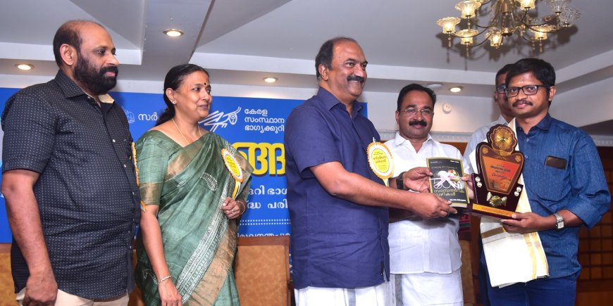 *തിരുവോണം ബംപര്‍ ജേതാവിനെ ധനകാര്യമന്ത്രി ആദരിച്ചു*