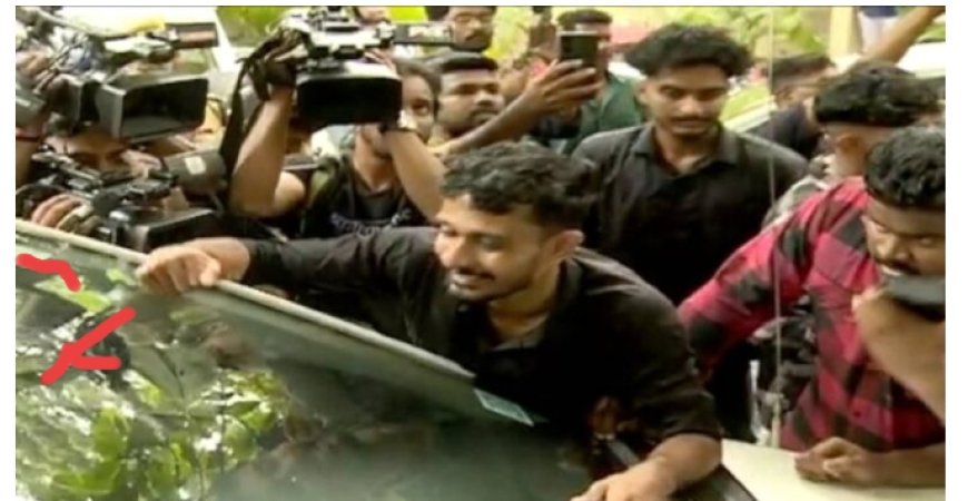 കേരള സർവകലാശാല ജാതിവെറിയുടെ ആസ്ഥാനമായി മാറ്റാൻ അനുവദിക്കില്ല’; വി സി മോഹനൻ കുന്നുമ്മലിനെ തടഞ്ഞ് എസ് എഫ് ഐ