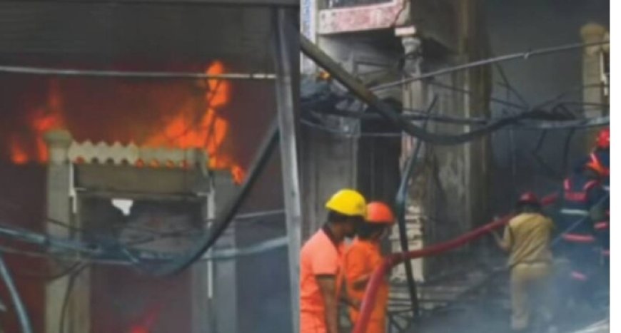 കൊല്ലം കൊട്ടിയത്ത് വ്യാപാര സ്ഥാപനത്തിൽ തീപിടിത്തം. തിരുവനന്തപുരം-കൊല്ലം ദേശീയ പാതയോട് ചേർന്നുള്ള ഫ്ലക്സ് കടയിലാണ് തീപിടിത്തം ഉണ്ടായത്. കൊട്ടിയത്തെ ഷാര്‍പ്പ് കളര്‍ ലാബിലാണ് തീപിടിത്തം ഉണ്ടായത്. തീപിടിത്തത്തില്‍ സ്ഥാപനത്തിന് വലിയ നാശനഷ്ടം സംഭവിച്ചതായാണ് പ്രാഥമിക വിവരം. കൊല്ലം, കുണ്ടറ, പരവൂർ, ചാത്തന്നൂർ ഫയർ ഫോഴ്സ് യൂണിറ്റുകൾ എത്തി തീയണച്ചു.ഷോര്‍ട് സര്‍ക്യൂട്ട് ആണ് തീ പിടുത്തത്തിന് കാരണമെന്നാണ് പ്രാഥമിക നിഗമനം.