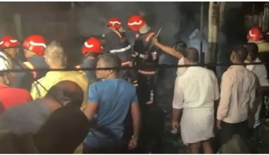 കൊല്ലം ആൽത്തറ മൂടിൽ വൻ തീപിടിത്തം. 5 വീടുകൾ കത്തി നശിച്ചു.  തീ നിയന്ത്രണ വിധേയമാക്കി ഫയർഫോഴ്സ്.  അപകടമുണ്ടായത് ഗ്യാസ് സിലിണ്ടർ  പൊട്ടിത്തെറിച്ചെന്ന് സൂചന