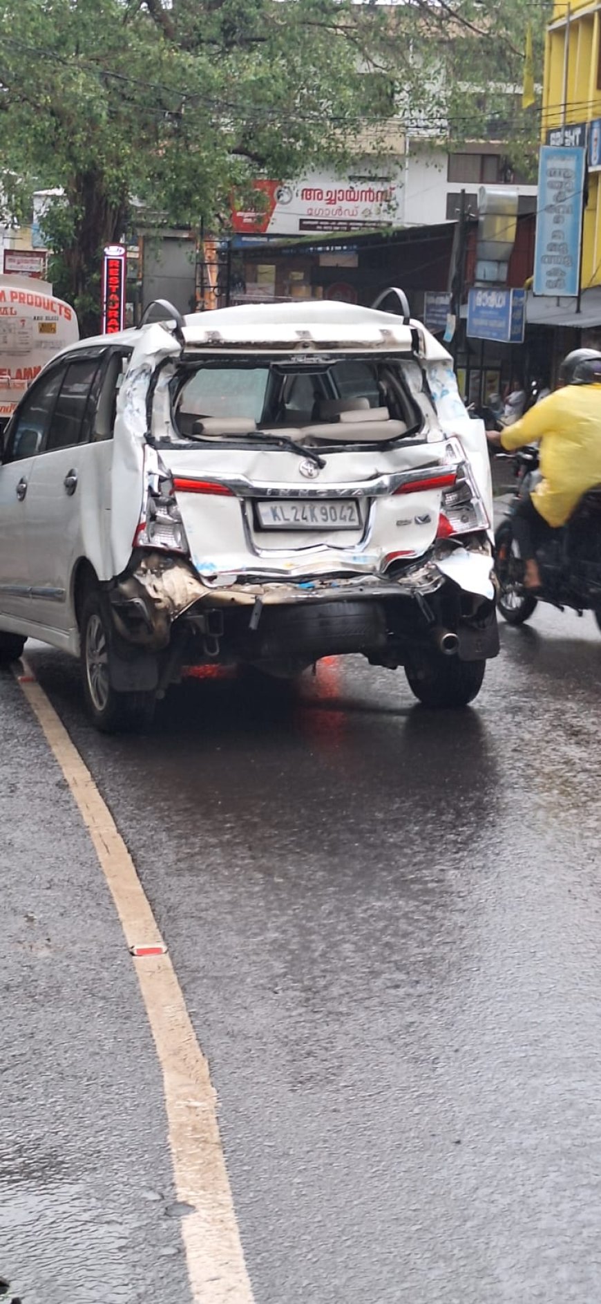 നിർത്തിയിട്ടിരുന്ന കാറിന് പിന്നിൽ സ്വകാര്യ ബസ്സിടിച്ച് സ്റ്റീഫൻ ജോർജ് എക്സ് എം എൽ എക്ക് പരിക്ക്.
