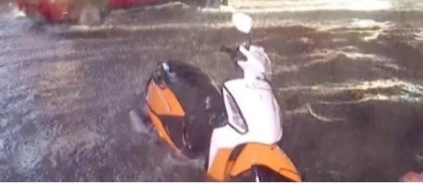 കൊച്ചിയിൽ ഇടിമിന്നലോട് കൂടിയ കനത്ത മഴ. എം ജി റോഡും ഇടപ്പള്ളിയും ഉൾപ്പെടെയുള്ള നഗരത്തിന്റെ പലഭാഗങ്ങളിലും വെള്ളക്കെട്ട്.  ദേശീയപാതയിൽ ഗതാഗതക്കുരുക്ക്, പലയിടങ്ങളിലും വൈദ്യുതി തടസ്സപ്പെട്ടു