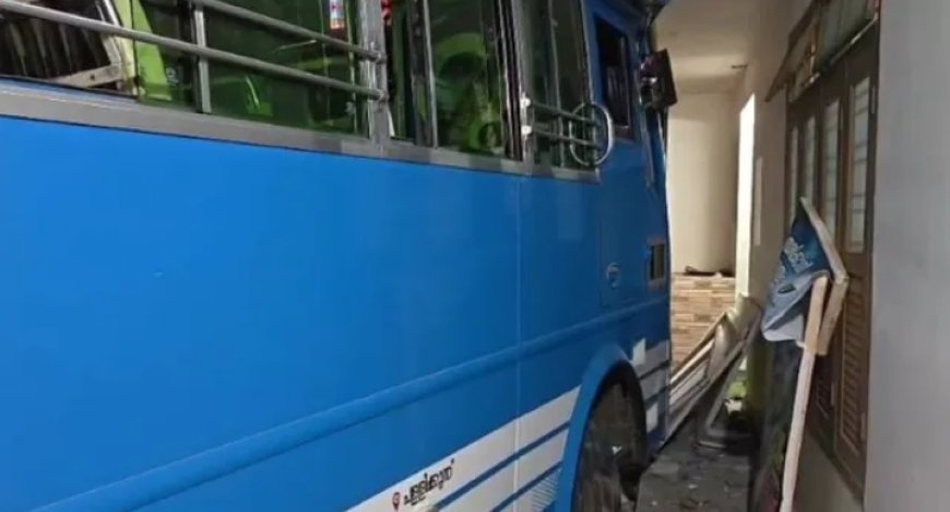 തൃശൂരിൽ നിയന്ത്രണം വിട്ട ബസ് കോൺഗ്രസ് പാർട്ടി ഓഫീസിലേക്ക് ഇടിച്ചു കയറി അപകടം, 6 പേർക്ക് പരിക്ക്