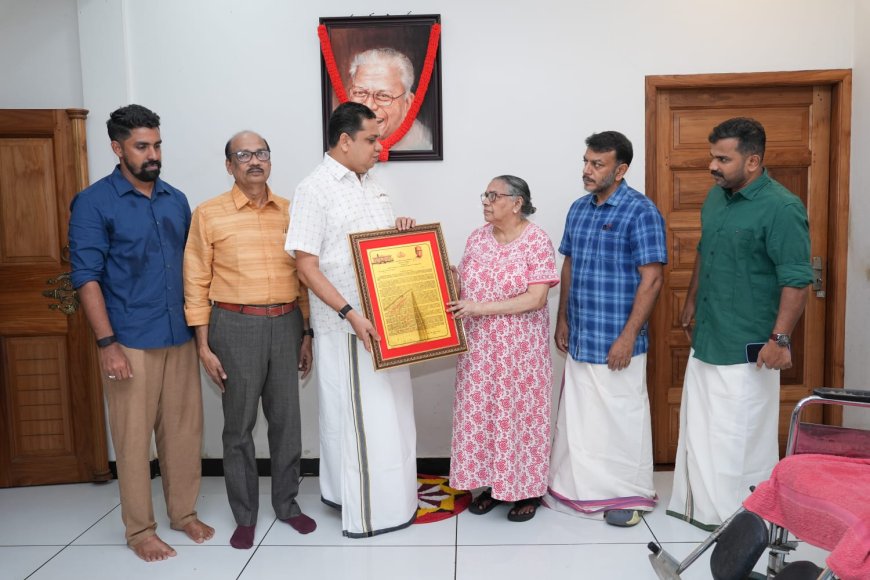  *വി.എസ്.-ന്റെ ചരമോപചാര റഫറൻസ് അദ്ദേഹത്തിന്റെ കുടുംബാംഗങ്ങള്‍ക്ക് സ്പീക്കർ കൈമാറി* 