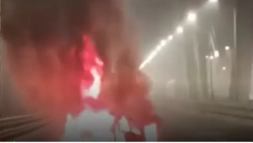 മുംബൈ സീ ലിങ്കിൽ കാർ ഡിവൈഡറിൽ ഇടിച്ച് തീ ഗോളമായി; യാത്രികർക്ക് അത്ഭുത രക്ഷ