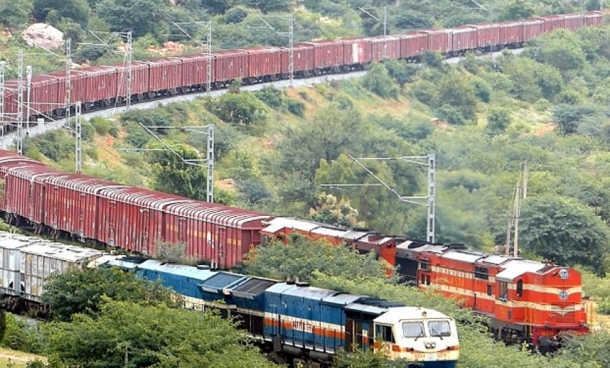 *കളമശ്ശേരിയിൽ ഗുഡ്സ് ട്രെയിൻ എഞ്ചിൻ പാളം തെറ്റി; ഷൊർണൂരിലേക്കുള്ള ഒരു പാതയിലെ ട്രെയിൻ ഗതാഗതം തടസ്സപ്പെട്ടു.*