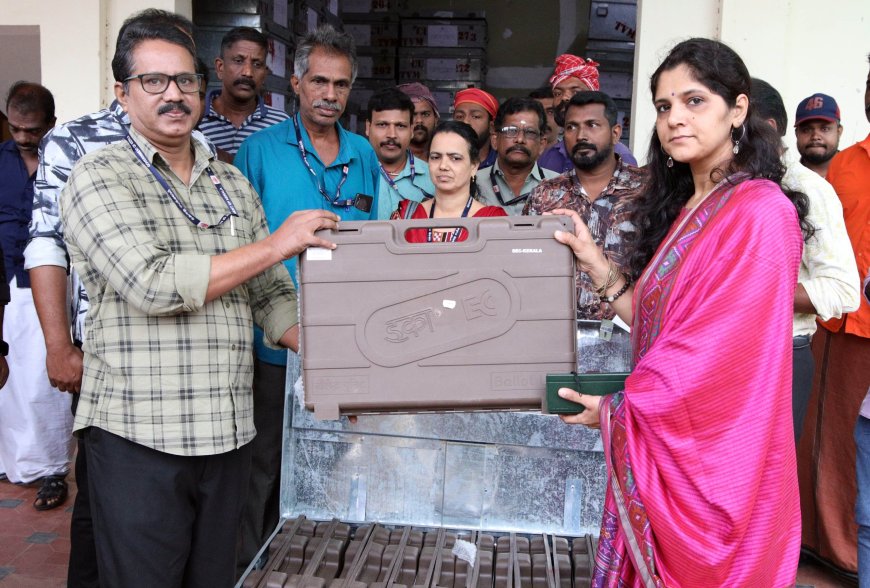   വോട്ടിങ് മെഷീനുകൾ വിതരണ കേന്ദ്രങ്ങളിലേക്ക്*