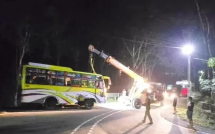 തീർഥാടന കാലത്ത് സ്ഥിരം അപകടം.എങ്കിലും സുരക്ഷയ്ക്കായി കണ്ണിമല വളവിൽ ഉള്ളത് കൂട്ടിയിട്ട കരിങ്കൽ കൂനയും പഴയ ടയറുകളും.  കുത്തിറക്കവും കൊടുംവളവും ഉള്ളതിനാൽ വാഹനങ്ങൾ അപകടത്തിൽപ്പെടാനുള്ള സാധ്യതയേറെ