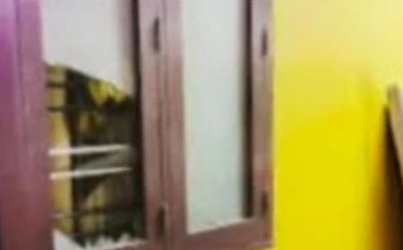 *തട്ടുകടയിലെ വഴക്ക്.. എസ്എൻഡിപി ഓഫീസ് ജനൽച്ചില്ല് തകർന്നു… ഡ്രൈവർ കാറുമായി മുങ്ങി*…