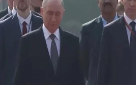 ഡൽഹിയിലെ രാജ്ഘട്ടിൽ മഹാത്മാഗാന്ധിക്ക് ആദരാഞ്ജലി അർപ്പിച്ച് റഷ്യൻ പ്രസിഡന്റ് വ്ളാഡിമിർ പുടിൻ