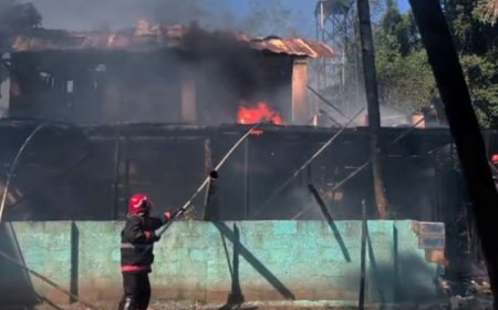 *വര്‍ക്കല ക്ലിഫിൽ വൻ തീപിടുത്തത്തിൽ റിസോര്‍ട്ട് പൂര്‍ണമായും കത്തി നശിച്ചു, വിനോദ സഞ്ചാരികളടക്കമുള്ളവര്‍ ഓടി രക്ഷപ്പെട്ടു; തീയണക്കാൻ ശ്രമം തുടരുന്നു*