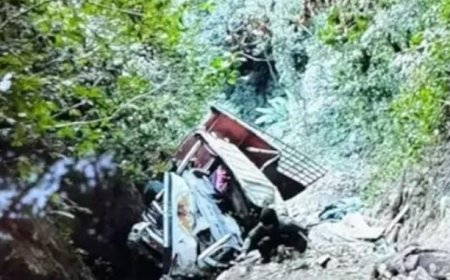 അരുണാചലിൽ തൊഴിലാളികളുമായി പോയ ട്രക്ക് കൊക്കയിലേക്ക് മറിഞ്ഞ് 22 മരണം. 17 മൃതദേഹങ്ങൾ കണ്ടെത്തി. അപകട വിവരം പുറംലോകമറിഞ്ഞത് രക്ഷപെട്ടയാൾ മലകയറി തിരികെയെത്തിയപ്പോൾ.  രക്ഷാ പ്രവർത്തനം പുരോഗമിക്കുന്നു