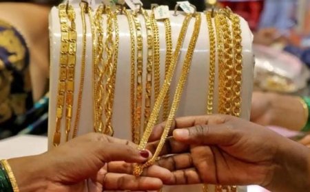 റെക്കോർഡ് തകർത്തു.. സ്വർണവില ഒരു ലക്ഷത്തിനടുത്ത്. പവന് 98400 രൂപ. വരും ദിവസങ്ങളിലും സ്വർണത്തിന് വില കുതിച്ചുയരും