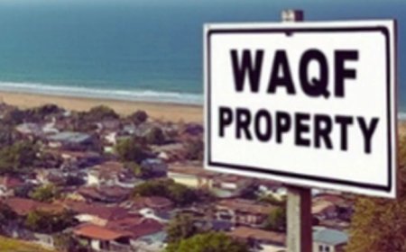 മുനമ്പത്തേത് വഖഫ് ഭൂമിയല്ലെന്ന ഹൈക്കോടതി ഉത്തരവ് സ്റ്റേ ചെയ്ത് സുപ്രീംകോടതി. ഹൈക്കോടതി ഉത്തരവ് തടയണമെന്ന വഖഫ് സംരക്ഷണ വേദി  നൽകിയ അപ്പീലിലിനാണ്  കോടതിയുടെ നടപടി.