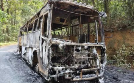 മാക്കൂട്ടം ചുരത്തിൽ ഓടിക്കൊണ്ടിരുന്ന ബസ് കത്തിനശിച്ചു. യാത്രക്കാ രെ ഇറക്കി വരുന്ന സമയ മായതിനാൽ ഒഴിവായത് വ ൻ ദുരന്തം. ബസിലുണ്ടായിരുന്ന പണവും കത്തി   നശിച്ചു