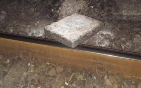 കാസർകോട് കോട്ടിക്കുളത്ത് റെയിൽവേ ട്രാക്കിൽ കോൺക്രീറ്റ് സ്ലാബ്, അപകടമൊഴിവായത് തലനാരിഴക്ക് അട്ടിമറി തള്ളാതെ പൊലീസ്