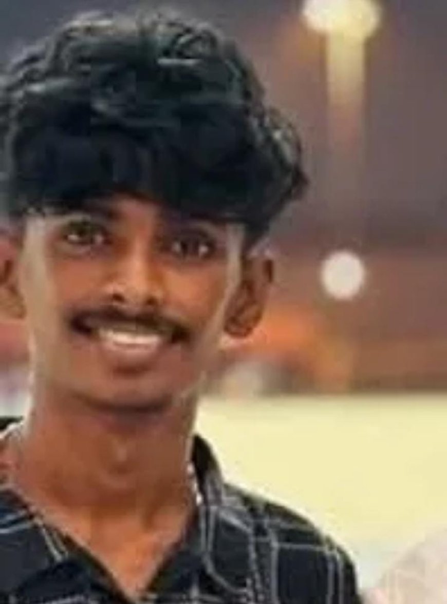 പുതുപ്പള്ളിയിൽ ബൈക്കുകൾ കൂട്ടിയിടിച്ച് യുവാവ് മരിച്ചു. മൂന്ന് പേർക്ക് പരുക്ക്. അപകടം ഗവ. ബോയ്സ് സ്കൂളിനു മുന്നിൽ