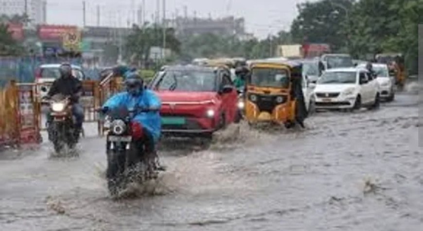 കനത്ത മഴ:  ചെന്നൈയിലും  തിരുവള്ളൂരും പ്രളയ മുന്നറിയിപ്പ്.  തങ്കച്ചിമഠത്തിലെ ജനവാസ കേന്ദ്ര ഒറ്റപ്പെട്ടു.  വിദ്യാഭ്യാസ സ്ഥാപനങ്ങൾ  ക്ക് അവധി