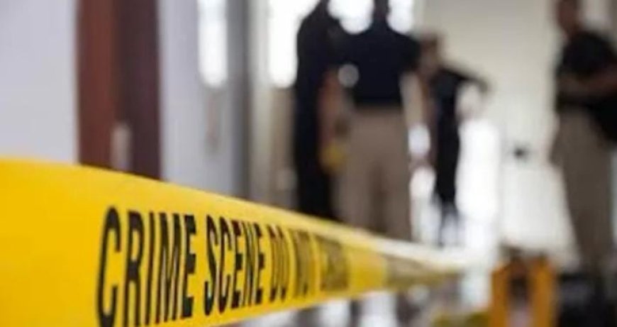 മകൻ അമ്മയെ അമ്മിക്കല്ല് കൊണ്ട് തലയ്ക്കടിച്ച് കൊലപ്പെടുത്തി.  നെടുമ്പാശേരി സ്വദേശി അനിതയാണ് കൊല്ലപ്പെട്ടത്.  കൊലപാതകം സ്വത്ത് തർക്കെത്തെ തുടർന്ന് മകൻ വിനു അറസ്റ്റിൽ