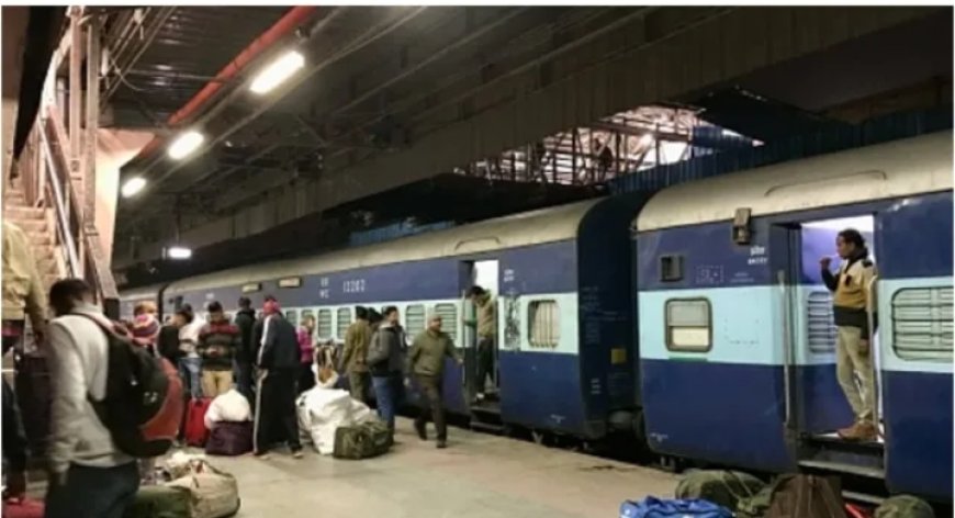 തിരുവനന്തപുരത്ത് ഓടുന്ന ട്രെയിനിന് നേരെ കല്ലേറ്. പേട്ടയ്ക്ക് സമീപത്ത് വച്ച് മാവേലി എക്സ്പ്രസിന് നേരെ ആക്രമണം