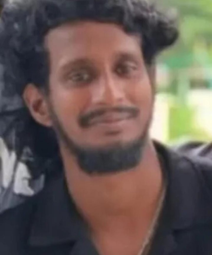 ഉഴവൂരിൽ ടിപ്പർ ലോറി ഇടിച്ച് ബൈക്ക് യാത്രക്കാരനായ യുവാവ് മരിച്ചു.  അപകടത്തിനിടയാക്കിയ ത് അനധികൃത മണ്ണെടുപ്പ് കേന്ദ്രത്തിലേക്ക് പോയ ടിപ്പർ ലോറിയെന്ന് ആക്ഷേപം. പരുക്കേറ്റ യുവാവിനെ ആശുപത്രിയിൽ എത്തിച്ചെങ്കിലും രക്ഷിക്കാനായില്ല