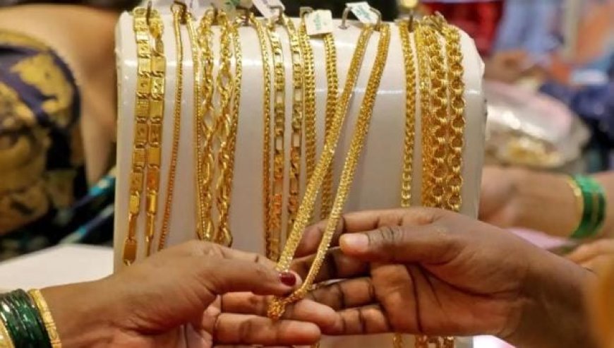 റെക്കോർഡ് തകർത്തു.. സ്വർണവില ഒരു ലക്ഷത്തിനടുത്ത്. പവന് 98400 രൂപ. വരും ദിവസങ്ങളിലും സ്വർണത്തിന് വില കുതിച്ചുയരും