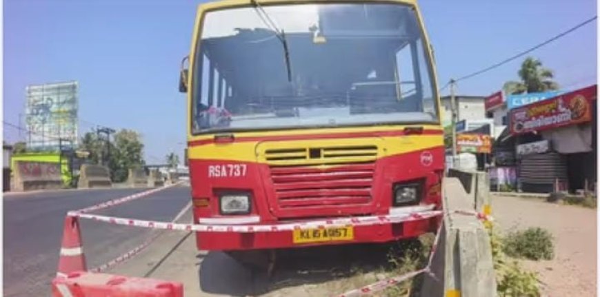 കെഎസ്ആർടിസി ബസിന്റെ വീൽ ഊരിത്തെറിച്ചു; നിയന്ത്രണം വിട്ട ബസ് ഡിവൈഡറിൽ ഇടിച്ചുനിന്നു, വൻ ദുരന്തം തലനാരിഴയ്ക്ക് ഒഴിവായി