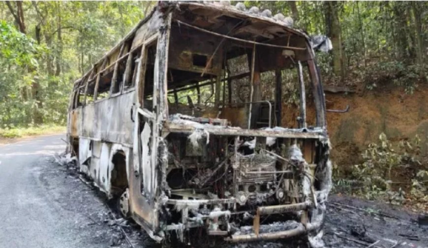 മാക്കൂട്ടം ചുരത്തിൽ ഓടിക്കൊണ്ടിരുന്ന ബസ് കത്തിനശിച്ചു. യാത്രക്കാ രെ ഇറക്കി വരുന്ന സമയ മായതിനാൽ ഒഴിവായത് വ ൻ ദുരന്തം. ബസിലുണ്ടായിരുന്ന പണവും കത്തി   നശിച്ചു