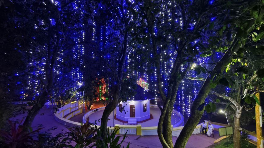 93 മത് ശിവഗിരി മഹാതീര്‍ത്ഥാടനത്തെ വരവേറ്റുകൊണ്ട് ശിവഗിരി ശ്രീശാരദാമഠത്തിൽ ഒരുക്കിയ വൈദുതി വർണ വിസ്മയം