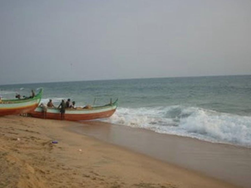 അഞ്ച് തെങ്ങ് - കടയ്ക്കാവൂർ തീര മേഖല ഉൾപ്പെടെ ഗ്രാമീണ മേഖലയിൽ എം ഡി എം ഉൾപ്പെടെയുള്ള ലഹരിവസ്തുക്കളുടെ വില്പന സജീവം. പുതുവർഷം ക്രിസ്മസ് പ്രമാണിച്ചാണ് അനധികൃത മദ്യo ഉൾപ്പെടെയുള്ള ലഹരിവസ്തുക്കൾ വിൽപ്പനയ്ക്കായി എത്തിച്ചിട്ടുള്ളത്.