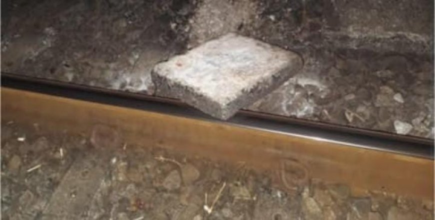 കാസർകോട് കോട്ടിക്കുളത്ത് റെയിൽവേ ട്രാക്കിൽ കോൺക്രീറ്റ് സ്ലാബ്, അപകടമൊഴിവായത് തലനാരിഴക്ക് അട്ടിമറി തള്ളാതെ പൊലീസ്