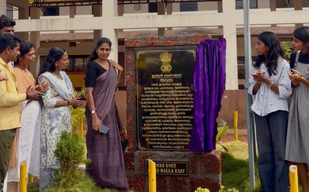 ഭരണഘടനയുടെ ആമുഖം സ്കൂളിന് സമർപ്പിച്ച് NSS ക്യാമ്പ്.