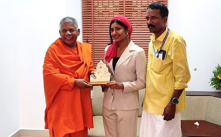 93-ാമത് ശിവഗിരിതീർത്ഥാടന സമ്മേളനത്തിൽ ദൈവദശകം ആലപിച്ച അഷ്ഫിയ അൻവറിനെ ശ്രീനാരായണ ധർമ്മസംഘം ട്രസ്റ്റ് ജനറൽ സെക്രട്ടറി സ്വാമി ശുഭാംഗാനന്ദ അനുമോദിക്കുന്നു.