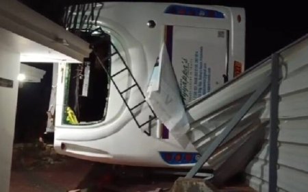 കല്ലമ്പലം നാവായിക്കുളത്ത് വിദ്യാർത്ഥികൾ സഞ്ചരിച്ചിരുന്ന ടൂറിസ്റ്റ് ബസ് അപകടത്തിൽപ്പെട്ട് 17 വിദ്യാർത്ഥികൾക്ക് പരിക്ക് . തൃശ്ശൂർ കൊടകര സൗഹൃദ എൻജിനീയറിങ് കോളേജിൽ നിന്നും വിഴിഞ്ഞം തുറമുഖത്തേക്ക് പഠനയാത്രയ്ക്കായി പോയ സംഘമാണ് അപകടത്തിൽപ്പെട്ടത്. ഇന്ന് പുലർച്ചെ 3:30-ഓടെയായിരുന്നു അപകടം നടന്നത്.